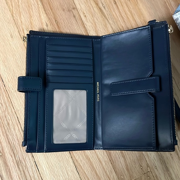 Michael Kors Purse and wallet/fits laptop in center pocket - Picture 2 of 8